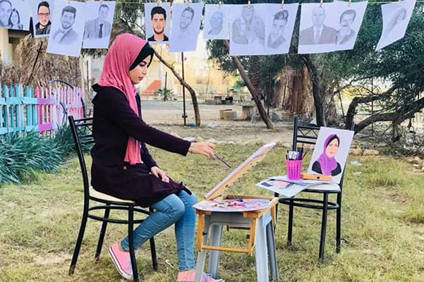 مهندسة إتصالات فلسطينية تُبدع بالرسم بكافة الأدوات
